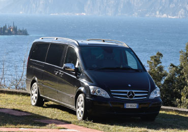 Una delle autovetture che forniscono il servizio Taxi a Malcesine.